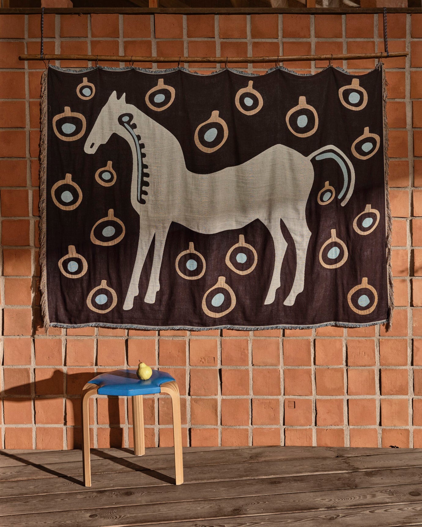 marimekko ムスタタンマ Mustatamma ブランケット 午年 馬 マリメッコ」ニューイヤーコレクション、カラフルに“馬”を描いた食器や